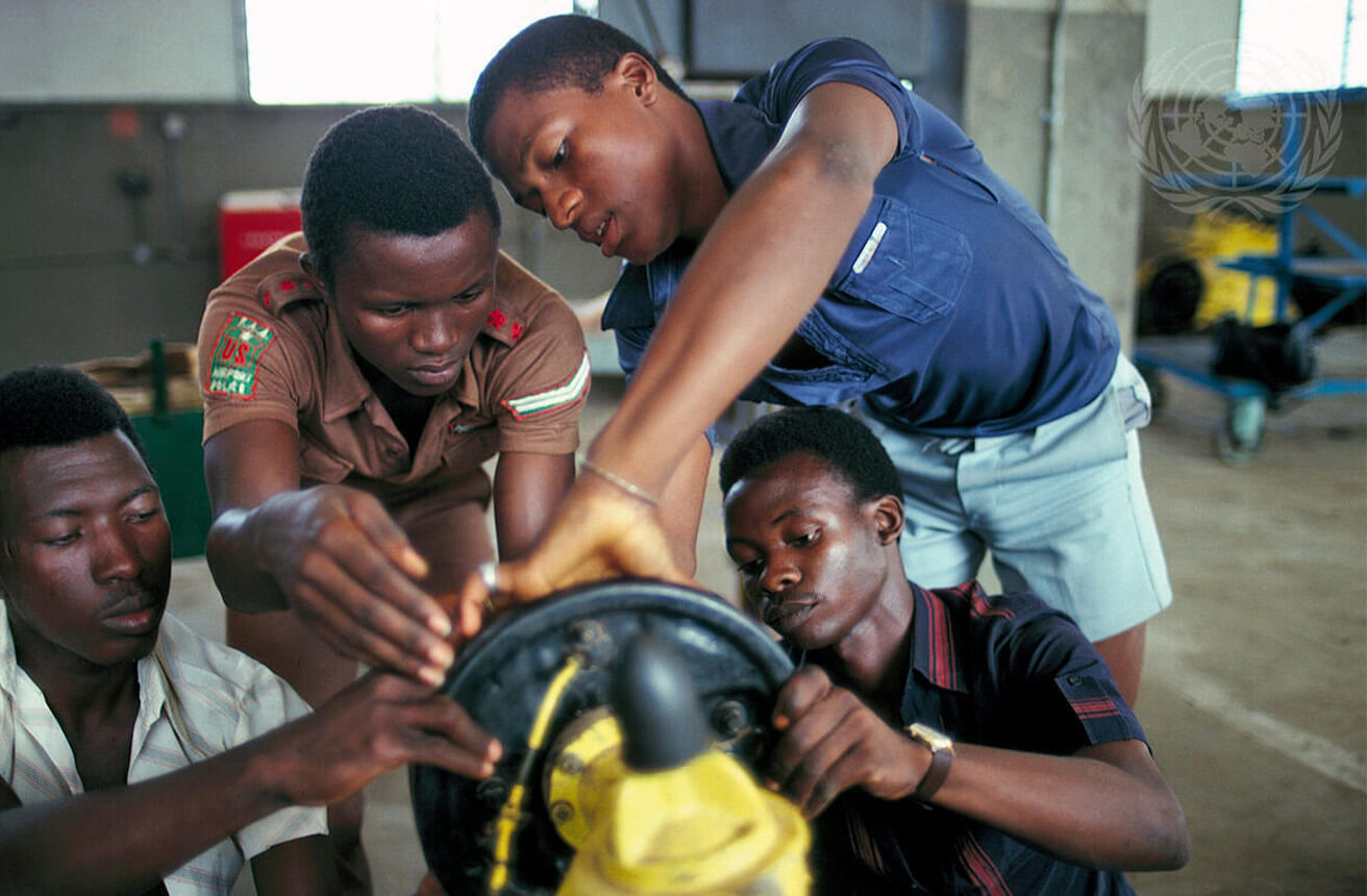 Un grupo de jóvenes en Sierra Leona participa en un programa de formación profesional.