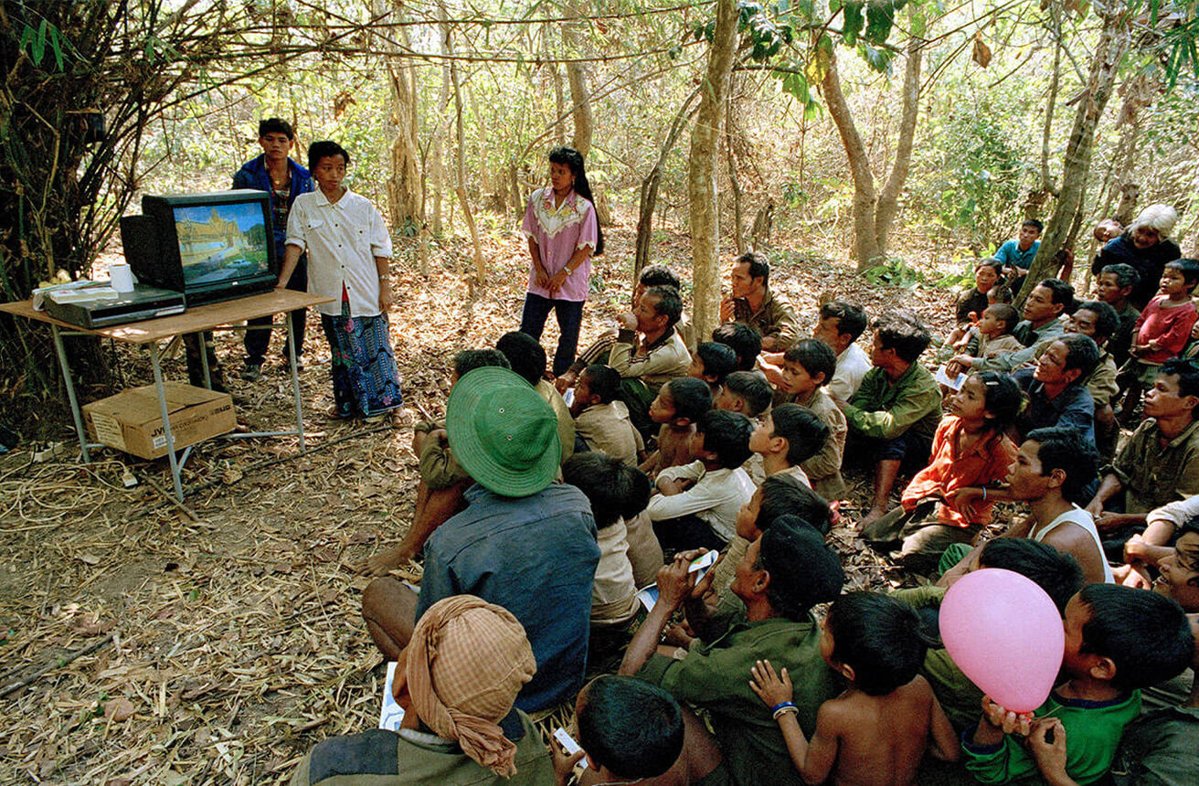 Personal electoral de la Autoridad Provisional de las Naciones Unidas en Camboya (APRONUC) mostrando un video sobre las votaciones a los habitantes de una aldea en Ratanakiri.