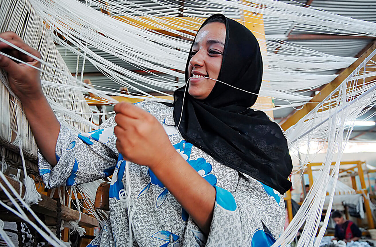 Una mujer tejiendo en Egipto.
