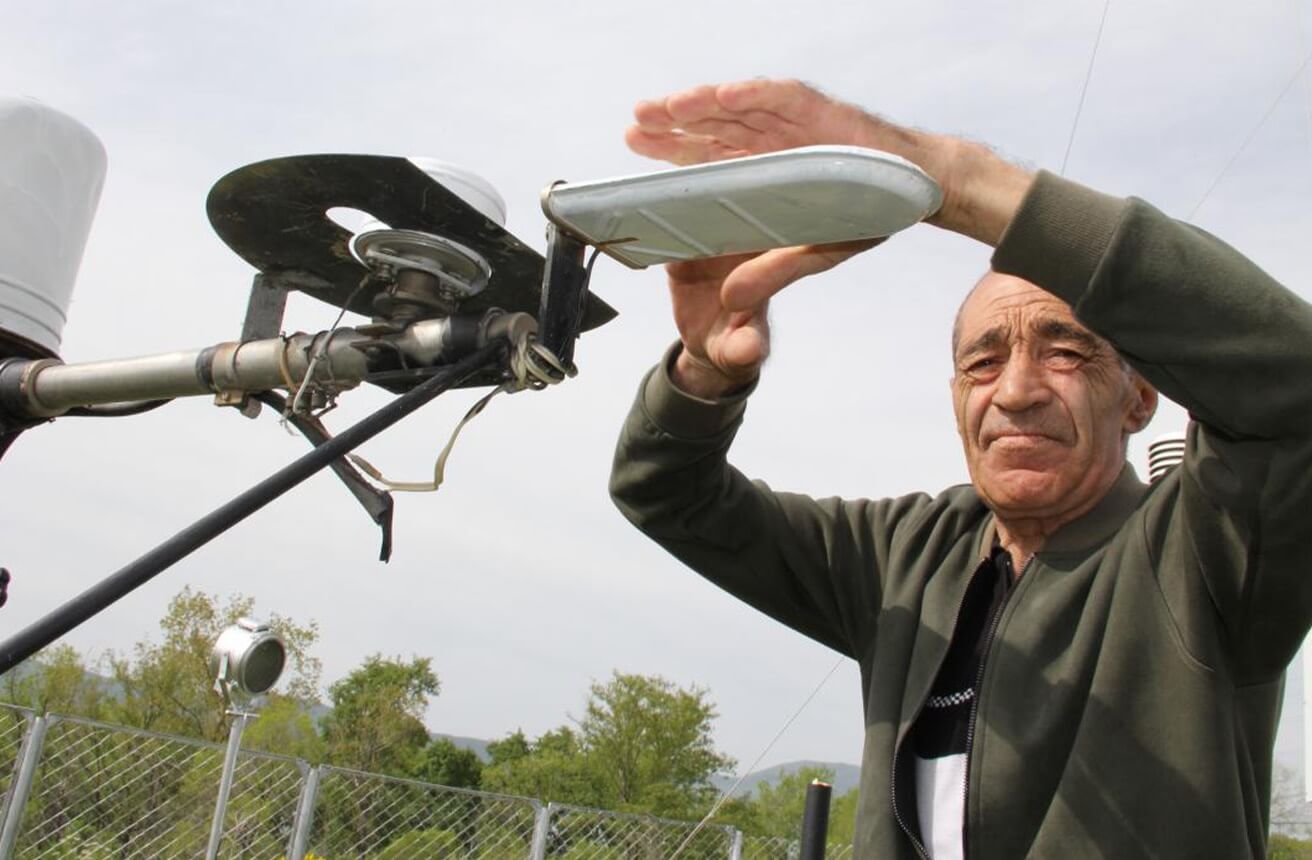 Una persona trabajando en una estación meteorológica en Armenia.