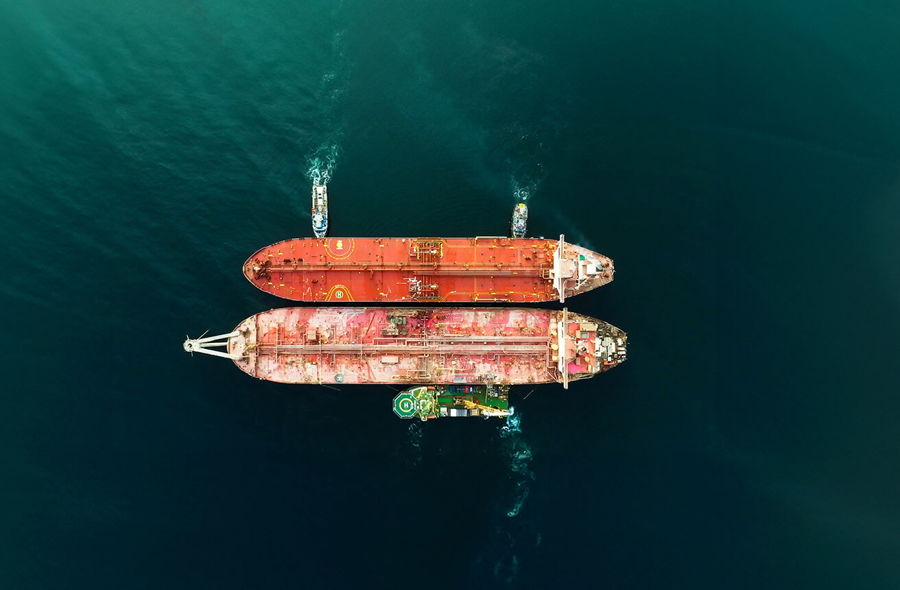 Dos buques petroleros, uno al lado del otro, en las aguas de la costa de Yemen: el oxidado FSO Safer y su reemplazo, Nautica